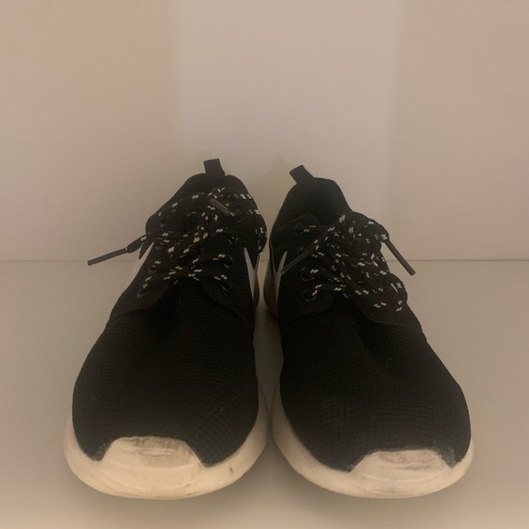Black Nike roshes - Picture 2 of 2